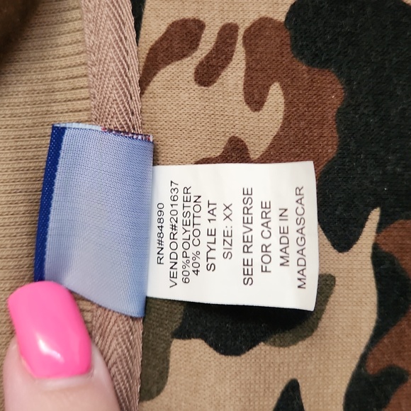 NWOT CAMO MENS SWEATER - Picture 3 of 4